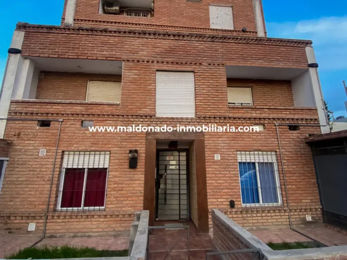 1- Edificio de departamentos sobre Avenida España 430 en Río Cuarto.