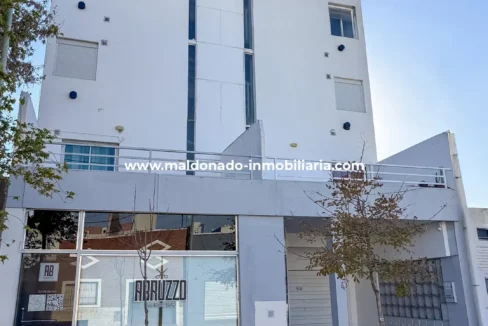 1- Frente del edificio con departamentos en alquiler sobre Gaudard 400, Río Cuarto.