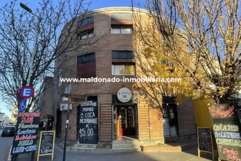 1- Frente del edificio donde se ubica el departamento de 1 dormitorio en alquiler sobre Rioja al 100, Río Cuarto.