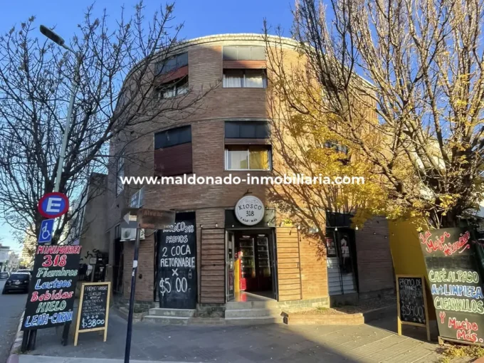 1- Frente del edificio donde se ubica el departamento de 1 dormitorio en alquiler sobre Rioja al 100, Río Cuarto.