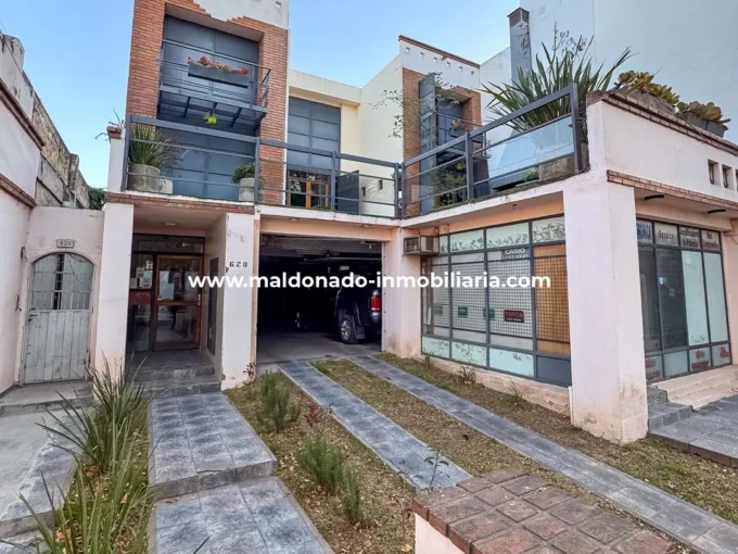 1- Frente del edificio donde se ubica el departamento de 1 dormitorio en alquiler en Río Cuarto.