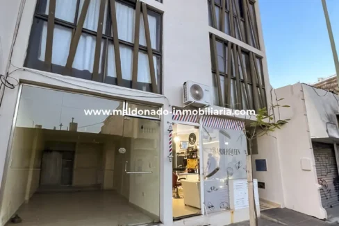 1- Frente del edificio donde se ubica el departamento de 2 dormitorios en alquiler sobre Buenos Aires al 700, Río Cuarto.