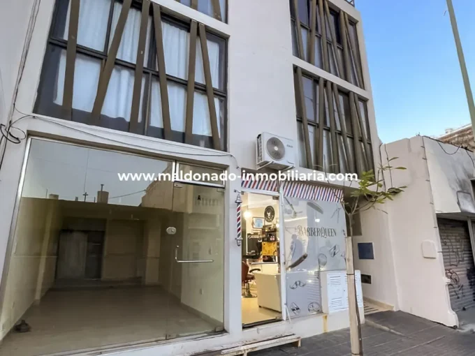 1- Frente del edificio donde se ubica el departamento de 2 dormitorios en alquiler sobre Buenos Aires al 700, Río Cuarto.