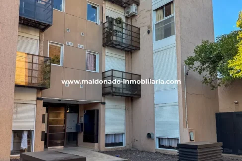 1- Frente del edificio donde se encuentra el monoambiente en alquiler sobre Estados de Israel 1070, Río Cuarto.