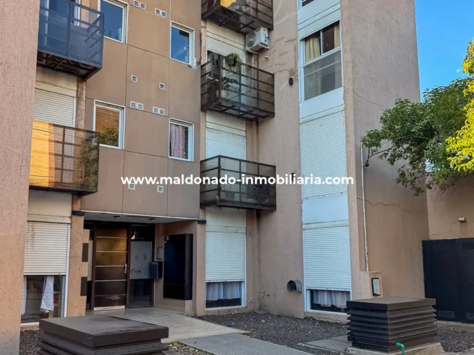 1- Frente del edificio donde se encuentra el monoambiente en alquiler sobre Estados de Israel 1070, Río Cuarto.