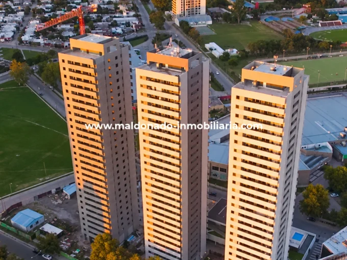 Vista aérea de las torres del complejo Cardinales Marconi en Río Cuarto, Córdoba.