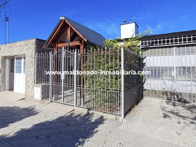 1- Frente de casa de 3 dormitorios en venta en Banda Norte, Río Cuarto.