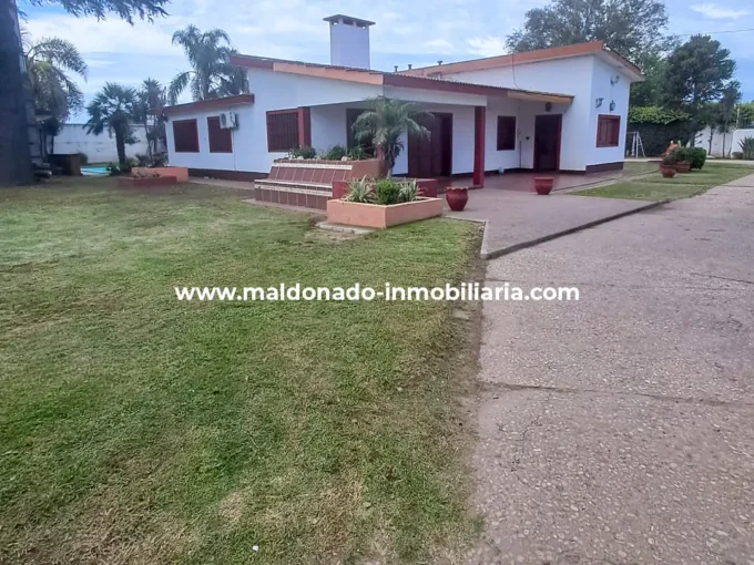 1- Frente de casa quinta de 3 dormitorios en venta sobre Ruta 158 camino a Las Higueras.