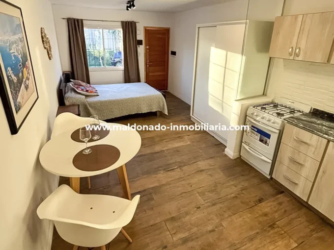 2- Ambiente integrado del monoambiente en venta en Arturo M. Bas 2400, con sector dormitorio y comedor.