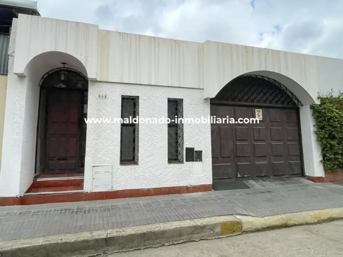 Frente de casa de 2 dormitorios en venta ubicada en Rioja 100 Río Cuarto.