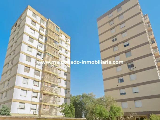 Edificio Altos de Abilene en Río Cuarto donde se ubica departamento de 2 dormitorios en venta.