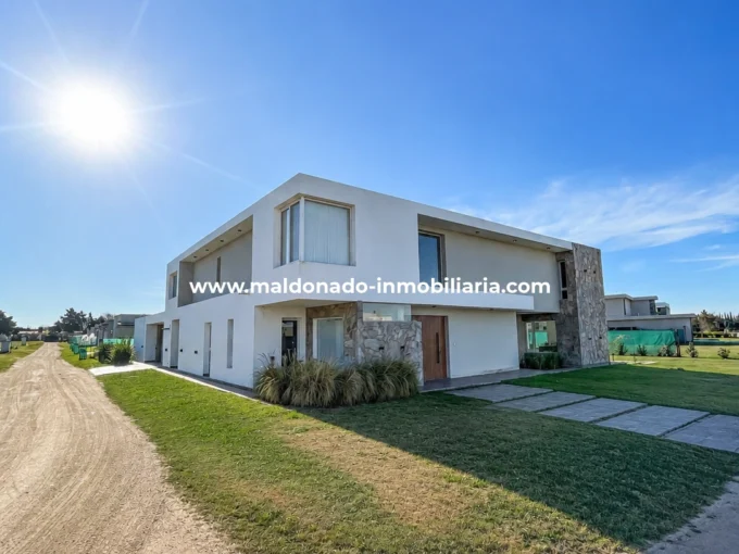 Frente de casa de 3 dormitorios en venta en Country Riverside, Río Cuarto