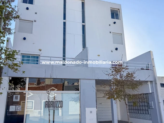 Frente del edificio con monoambiente en alquiler en Gaudard 400, Río Cuarto