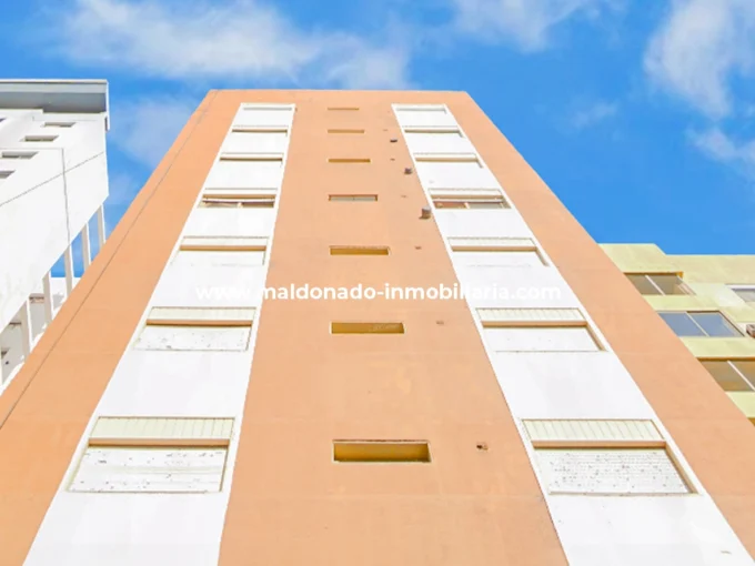 Frente del edificio con departamento en alquiler en H. Yrigoyen 600, Río Cuarto