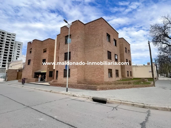 Frente del edificio con departamento en alquiler en 25 de Mayo y Las Heras, Río Cuarto