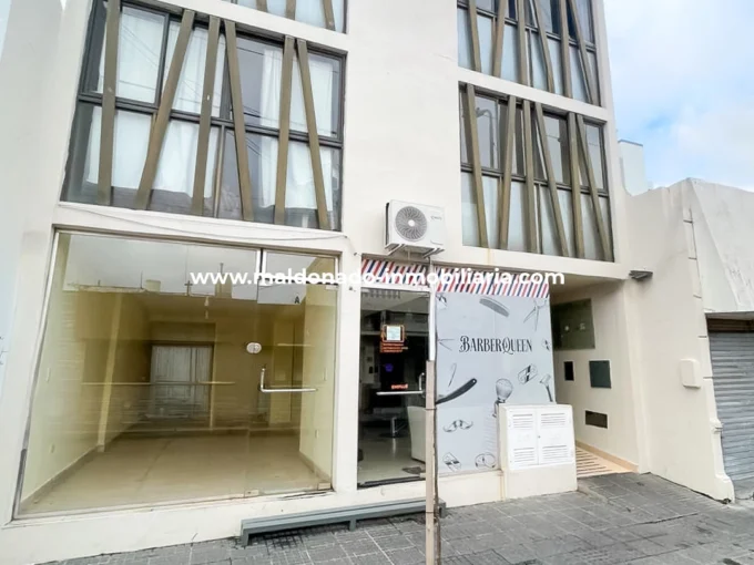 Fachada del edificio ubicado en Buenos Aires al 700, Río Cuarto, con locales comerciales en planta baja y acceso residencial independiente.