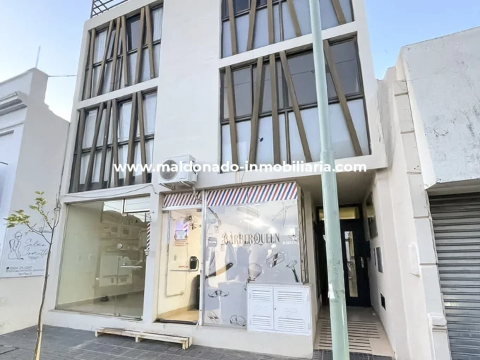 Fachada del edificio ubicado sobre calle Buenos Aires al 700, Río Cuarto, donde se encuentra un departamento de 2 dormitorios en venta.