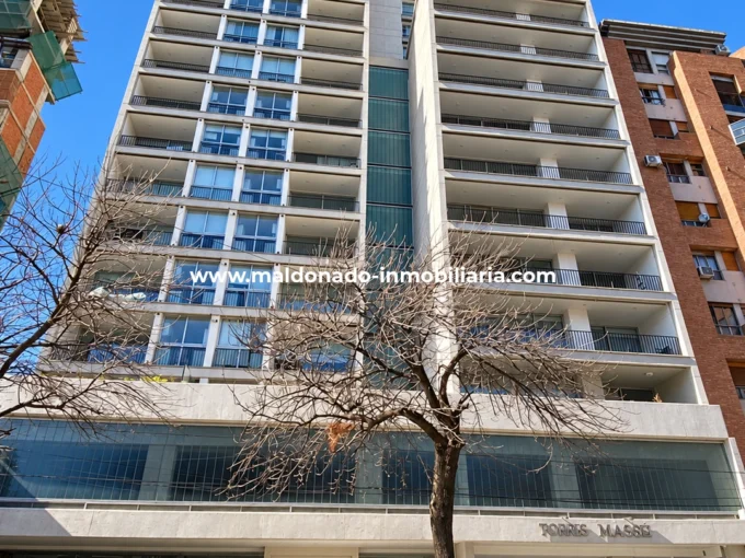 Fachada del edificio Torre Massei sobre Avenida Italia, Río Cuarto, con balcones y acceso principal.