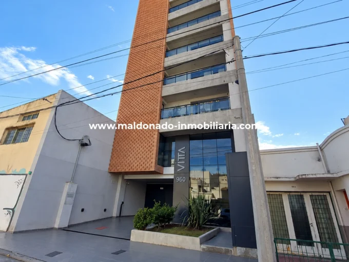 Fachada del Edificio Vitta, ubicado en Fotheringham 960, macrocentro de Río Cuarto, donde se ofrece un departamento en venta.