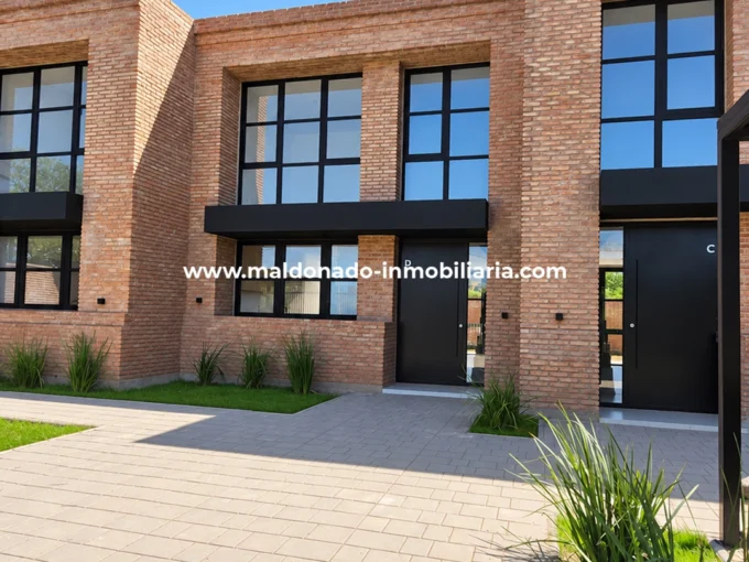 Fachada de dúplex de 2 dormitorios en venta o alquiler en Pasaje Plumerillo y Buenos Aires, Río Cuarto.